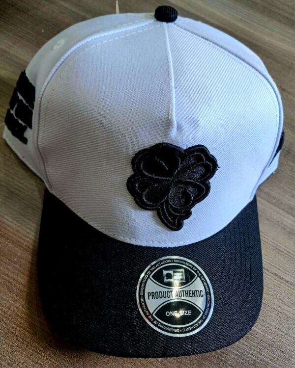 GORRO BLANCO LOGO TREBOL