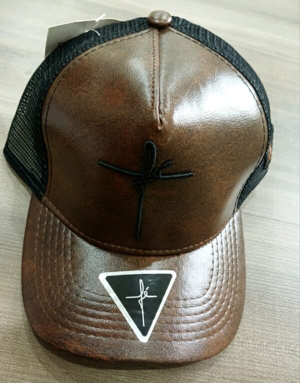 GORRO CUERO MARRON LOGO FE