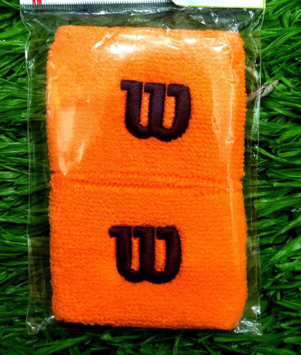 MUÑEQUERA NARANJA CON LOGO NEGRO